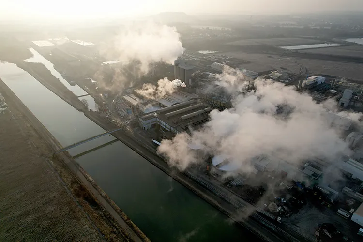 Prise de vue aérienne. Une usine chimique au bord d'un canal. Nord de la France.