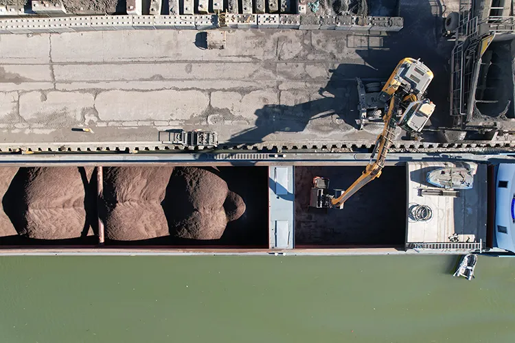 Prise de vue aérienne d'une opération de déchargement de péniche sur un site industriel SEVESO. Mode opératoire vidéo pour les conducteurs d'engins.