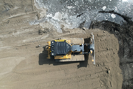 Prise de vue aérienne suivi de chantier. Un buldozer lors des phases de terrassement. Réaménagement d'un bassins de stockage de déchets dangereux.