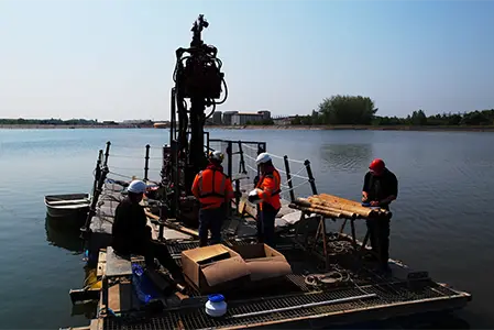 Prise de vue aérienne. Mise en valeur d'opération spécifique pour la direction d'une entreprise industrielle. Réalisation de sondage / carrotage sous marin avec un radeau. Bassin de stockage de déchets dangereux. Site SEVESO.