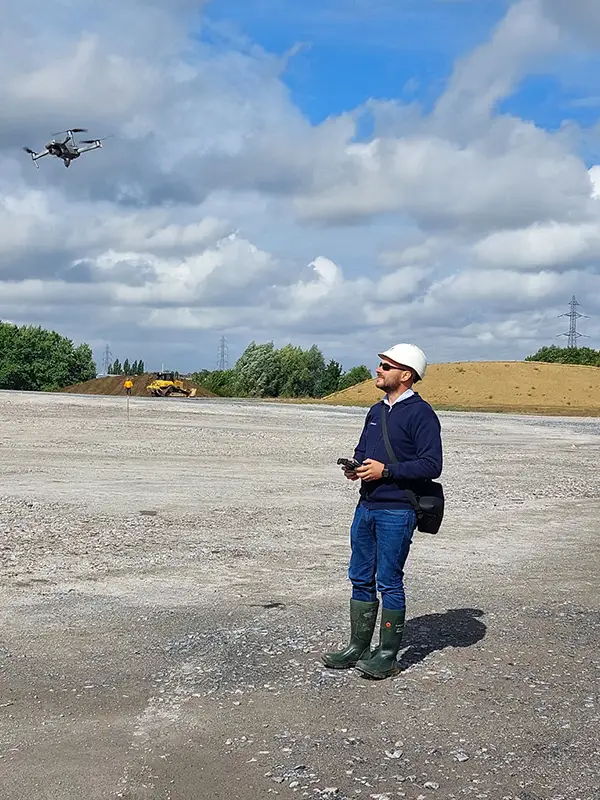 Alrick Voirin photo de Alrick Voirin télépilote de drone pour 2SE Studio, agence de vidéo pour industries